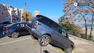 VIDEO O parcare... „reușită”! O șoferiță din Constanța a fost la un pas ajungă pe faleză cu mașina