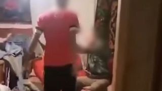 VIDEO Bătrân snopit în bătaie de nepotul adolescent. Scenele violente au fost filmate