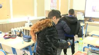 VIDEO „Ne încălzim cu aceste aeroterme”. Elevii învață în frig din cauza datoriilor