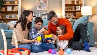 Părinți care se joacă cu copiii lor