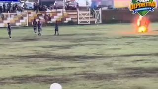 VIDEO Momentul șocant în care mai mulți fotbaliști cad secerați pe teren după ce un fulger căzut din senin
