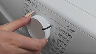 VIDEO Noua modă care împarte oamenii în două. Ce este mișcarea NO WASH 