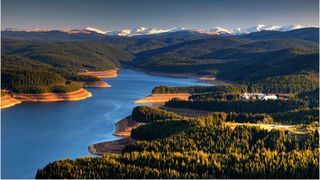 Locul unic din România, aflat pe "Drumul Regelui", care atrage mii de turiști străini în fiecare an. I se spune "mărgăritarul" din "Valea Frumoasei"