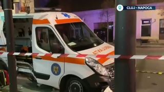 VIDEO Accident cu ambulanța! Două persoane au fost rănite