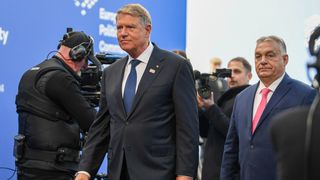 VIDEO Gafa făcută de Klaus Iohannis &icirc;n fața lui Viktor Orban, la summit &icirc;n Budapesta. Premierul Ungariei ar fi părut deranjat și st&acirc;njenit