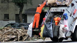 VIDEO O mașină de gunoi a căzut din senin peste o clădire. Șoferul și un bărbat care se afla în imobil, răniți foarte grav