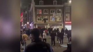 VIDEO Suporteri evrei, bătuți și umiliți în Amsterdam. Atacatorii ar fi vrut să răzbune victimele din Gaza