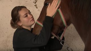 VIDEO La 23 de ani, Vivi este șefa unei ferme cu sute de animale. Cum a ajuns să conducă o afacere de succes