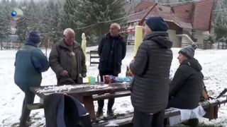 VIDEO &bdquo;Este foarte frig pentru această perioadă&rdquo;. Prima ninsoare abundentă la munte