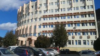 De ce s-a aruncat &icirc;n gol de la etaj un pacient de 56 de ani al spitalului din Piatra-Neamț: "Cum-necum, acesta s-a dezlegat și a urmat tragedia"