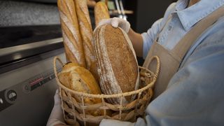 Ce se &icirc;nt&acirc;mplă &icirc;n organismul tău dacă măn&acirc;nci p&acirc;ine ținută la frigider