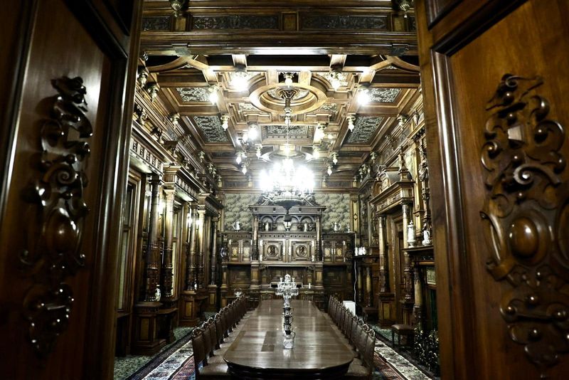 Castelul Peleș, în centrul unui scandal legat de revânzarea biletelor de intrare. 