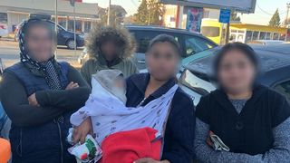 Un bebeluș de nici o lună, folosit de mamă la cerșit! Stăteau în -5 grade Celsius, pe o stradă din Bistrița