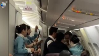 VIDEO Scene șocante în aer! Un pasager a vrut să deschidă ușa avionului în zbor