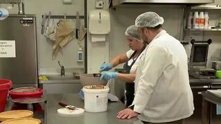 VIDEO „Ultimele două luni ale anului pun multă presiune”. Lucrătorii sezonieri, ajutoarele lui Moș Crăciun