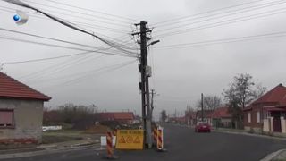 VIDEO &bdquo;Așa se face &icirc;n Rom&acirc;nia&rdquo;. &bdquo;Minunea&rdquo; din curbă: un st&acirc;lp... rezistent