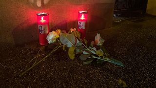 Au fost depuse flori și aprinde lum&acirc;nări la casa lui Silviu Prigoană