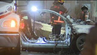 VIDEO Patru prieteni, arși de vii într-o mașină. Ușile autoturismului s-au blocat și nu au avut nicio șansă în fața morții