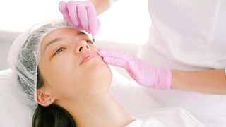 O tânără de 22 de ani a murit după ce și-a operat nasul. S-a lăsat pe mâna unui medic pe care l-a găsit întâmplător pe internet