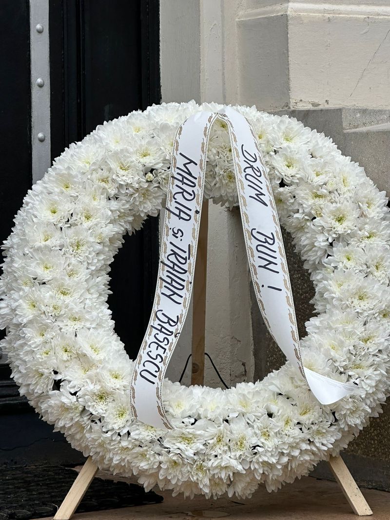 silviu prigoana Coroana de flori trimisă de Traian și Maria Băsescu