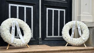 Familia Traian Băsescu a trimis două coroane de flori la casa lui Silviu Prigoană