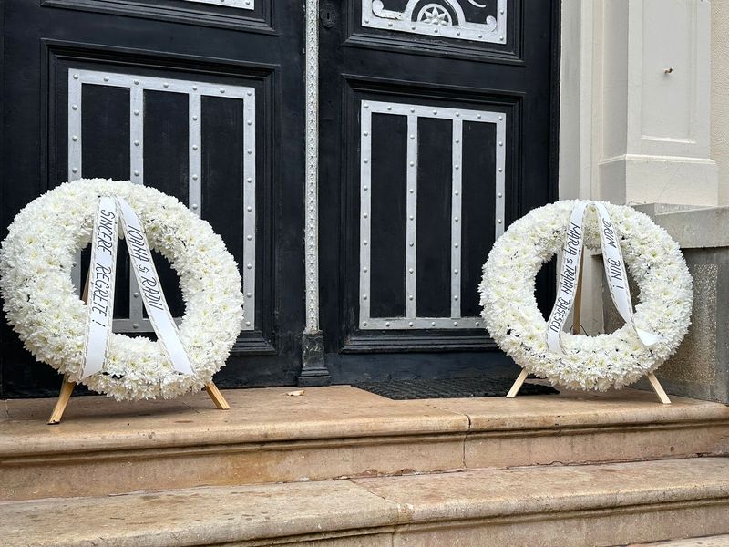 Familia Traian Băsescu a trimis două coroane de flori la casa lui Silviu Prigoană