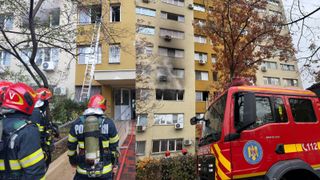 VIDEO A fost salvată pe geam din calea flăcărilor! O b&acirc;tr&acirc;nă din Capitală, scoasă de pompieri din apartamentul cuprins de foc