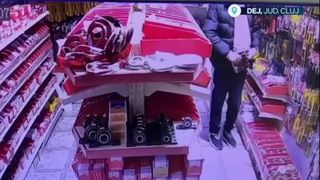VIDEO Un bărbat din Dej a furat o trusă de scule dintr-un magazin de bricolaj! Hoțul și-a ascuns &icirc;n lenjeria intimă