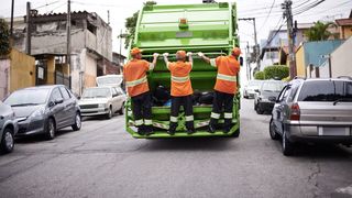 Femeie din Focșani, lovită de o mașină de gunoi care dădea cu spatele