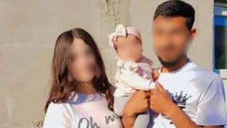 Mămică de 16 ani ucisă cu s&acirc;nge rece de iubitul ei, care a dat foc casei. Un băiețel de 11 ani, erou pentru bebelușul adolescentei