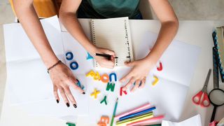 VIDEO &bdquo;Răm&acirc;ne foarte puțin timp pentru a se juca&rdquo;. Temele copiilor, făcute mai mult de părinți