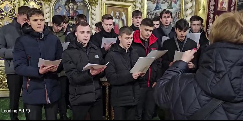 Colegii Andreei, rugăciune pe muzică bisericească