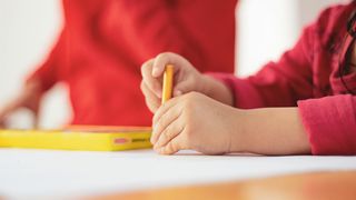 Azi intră banii! 500 de lei direct pe card pentru 650.000 de părinți din Rom&acirc;nia. La ce pot fi folosiți