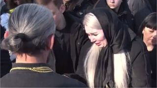 Mama sa a fost cărată pe brațe afară din cimitir