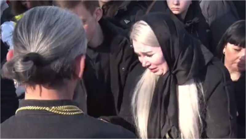 Mama sa a fost cărată pe brațe afară din cimitir