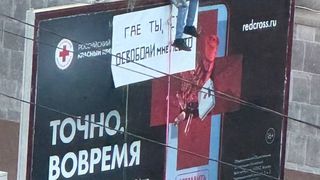 Un bărbat s-a urcat pe un panou publicitar din Moscova