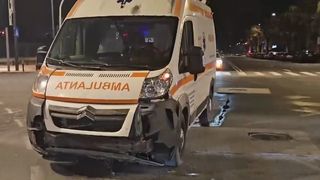VIDEO Ambulanță, accident în misiune! În mașina salvării se afla o pacientă