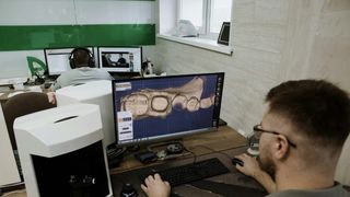 Rolul laboratorului de tehnică dentară &icirc;n obținerea unui z&acirc;mbet natural