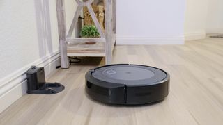 Este potrivit aspiratorul robot pentru locuința ta? Află din acest articol