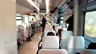 VIDEO Primul tren nou cumpărat în 20 de ani de România a intrat pe șine. Linia pe care va circula de acum garnitura 