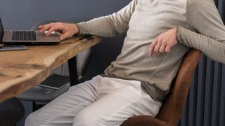 Cum se stă corect pe scaun. Poziția care te scapă de durerile de spate