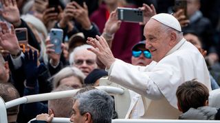 Papa Francisc renunță la înmormântarea de lux pe care Vaticanul o practică de secole. Ce sicriu și-a ales Suveranul Pontif