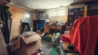 Ce nu ai voie să depozitezi în boxa sau subsolurile blocurilor, potrivit legii. Amenzile sunt usturătoare