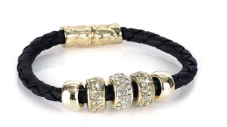 Trenduri &icirc;n moda accesoriilor: brățări din piele și aur