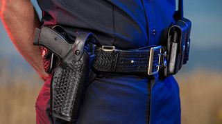 VIDEO Tentativă de sinucidere în ziua alegerilor! Un polițist de 22 de ani s-a împușcat în cap, în propria mașină, la Giurgiu