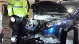 Mașină de poliție cu girofarul pornit, furată de un om al străzii.