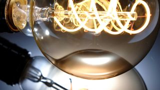 Avertisment: 40% dintre consumatori vor achita cu p&acirc;nă la 110% mai mult pentru energia electrică din 1 aprilie 2025