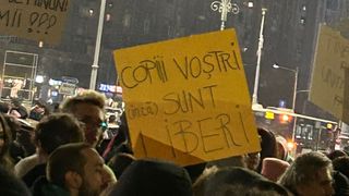 VIDEO Proteste împotriva lui Călin Georgescu, pentru a treia noapte, consecutiv. Mii de tineri din toată țara au ieșit în stradă