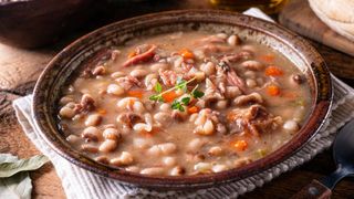 Rețetă de fasole cu ciolan sau c&acirc;rnați pentru masa de 1 Decembrie 2024