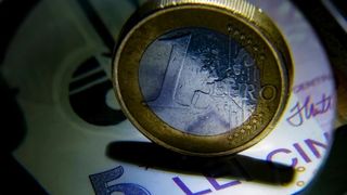 Cât de mult va slăbi leul în raport cu EURO în 2025. "Majorarea taxelor, recesiunea și dezinformarea", principalele riscuri